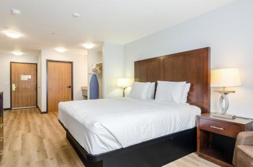 Red Lion Inn & Suites Des Moines - image 4