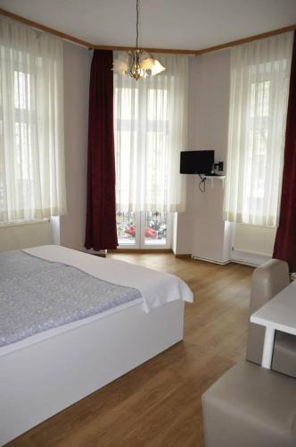 Arnes Hotel Vienna – Vienna, NY