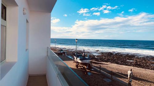 beranda/teres, CASA ANCLADA en LA SANTA- 4 Apartamentos frente al mar- 1ª linea solarium in La Santa