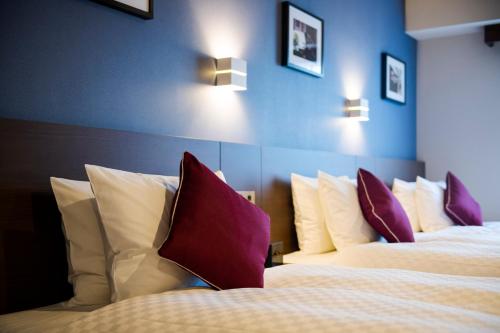 Triple Room with Three Single Beds image 10