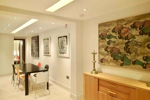 Stylish large cool 3 bed 3 bath Marylebone +AC, Londýn