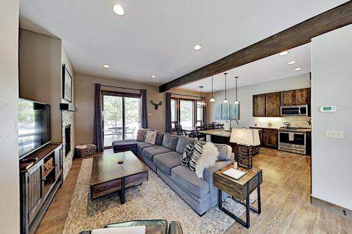Modern Townhome with Private Hot Tub & Garage townhouse - image 2