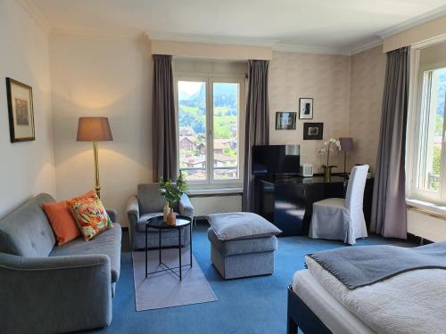 2 bedrooms, 7 beds