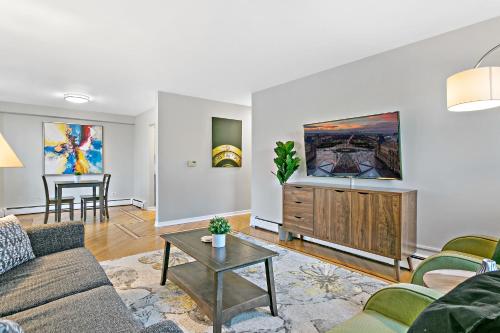 Cozy and Elegant 1BR Apartment in Oak Park - main image