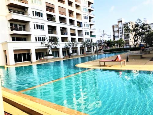 Swimming pool, Platinum Suites studio condo Jomtien in Thep Prasit