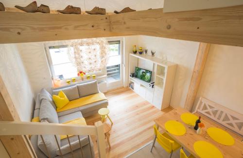 Apartment with Mountain View