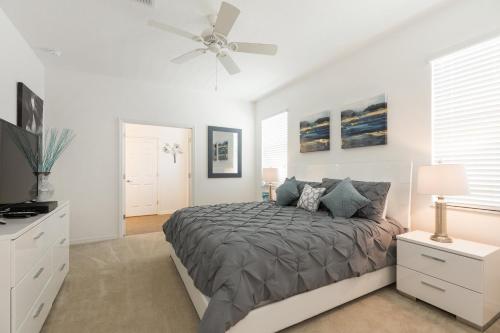 Victoria Villa- Modern 4 bedroom villa with a fully screened private pool with spa game room gas BBQ and resort amenities - image 2