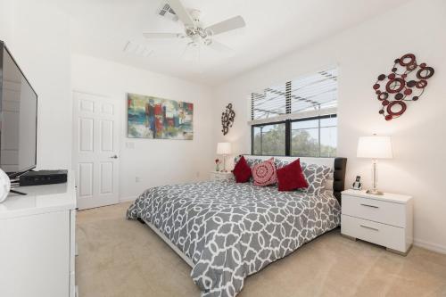 Victoria Villa- Modern 4 bedroom villa with a fully screened private pool with spa game room gas BBQ and resort amenities - image 10