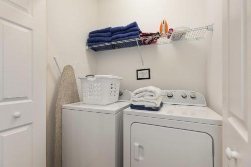 Victoria Villa- Modern 4 bedroom villa with a fully screened private pool with spa game room gas BBQ and resort amenities - image 5