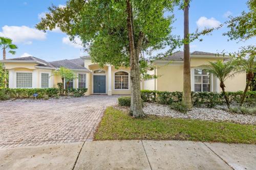 Fairway View- Amazing Vacation Home with golf views a south facing pool and spa BBQ and large outdoor pool area! - image 4