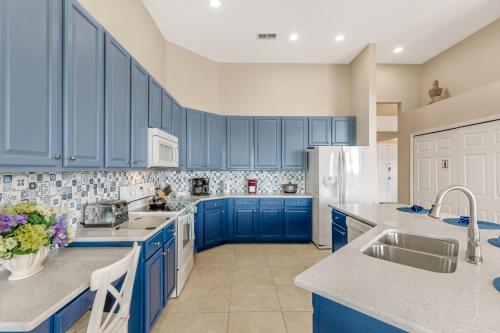 Fairway View- Amazing Vacation Home with golf views a south facing pool and spa BBQ and large outdoor pool area! - image 6