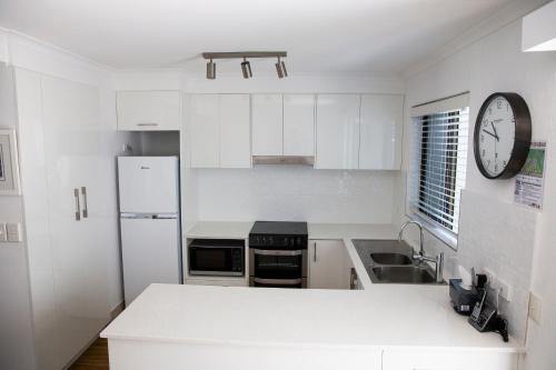 2 Bedroom Renovated Townhouse, Walk to Noosa River