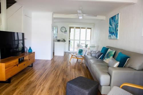 2 Bedroom Renovated Townhouse, Walk to Noosa River