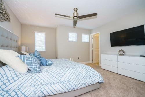 Sunshine at Solterra - 6 bed family villa with a private pool & spa lake views game room and resort facilities - image 9