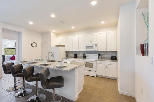 Victoria Villa- Modern 4 bedroom villa with a fully screened private pool with spa game room gas BBQ and resort amenities - image 7