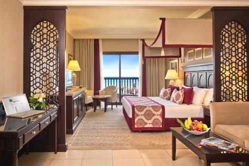 Al Dana Junior Suite, Queen Bed, Side Sea View