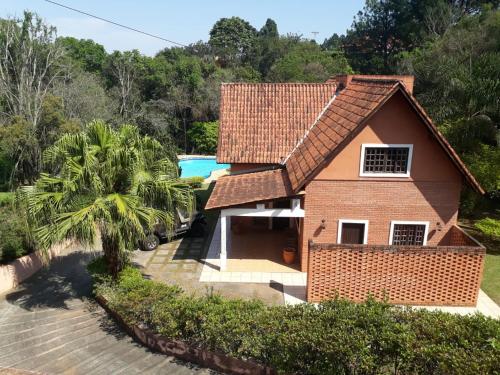 Alugo linda casa de campo perto de São Paulo com ótimo jardim, piscina e lareira.