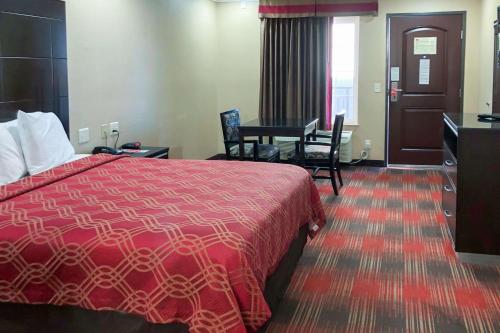 Econo Lodge Inn & Suites Escondido Downtown - main image