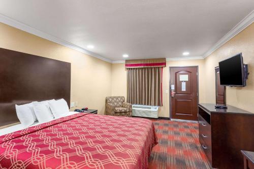 Econo Lodge Inn & Suites Escondido Downtown - image 7