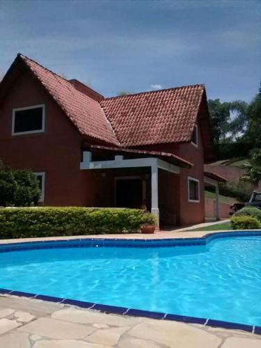 Alugo linda casa de campo perto de São Paulo com ótimo jardim, piscina e lareira. (Linda casa em condominio ecologico de alto padrao a 1h de SP, Terreno de 1500m2 com amplo gramado e ) in 中心部近辺
