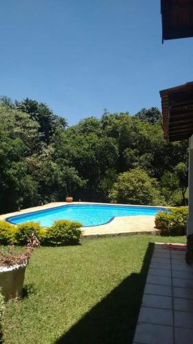 Alugo linda casa de campo perto de São Paulo com ótimo jardim, piscina e lareira.