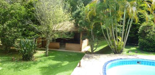 Alugo linda casa de campo perto de São Paulo com ótimo jardim, piscina e lareira. (Linda casa em condominio ecologico de alto padrao a 1h de SP, Terreno de 1500m2 com amplo gramado e ) in 中心部近辺