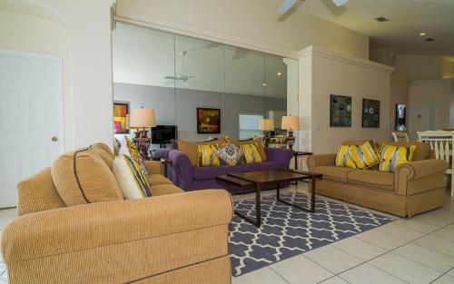 Morningside Vista- 4 bedroom home with a private pool & spa game room and resort amenities - image 9