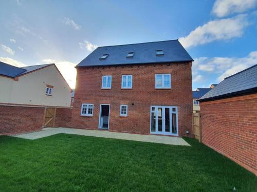 Lovely 5-Bed House in centre of Bicester Village