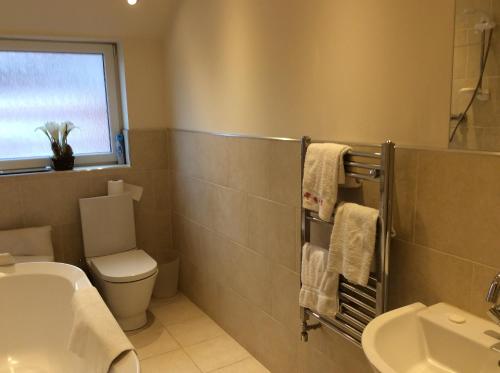 Beautifully presented 6 bed 5 & a half bath house - image 8
