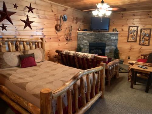 5 O' Clock Somewhere Cabin - image 8