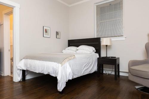 FRONTDESK Open Studio Apt near Promontory Point