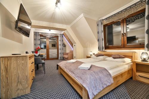 1 queen bed, 1 sofa bed