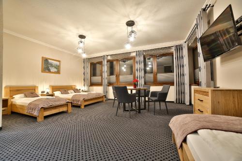 1 king bed, 2 twin beds, 1 sofa bed