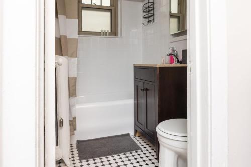 Historic HP Studio with Fast Transit to UChicago & DT by Zen Rentals - image 2