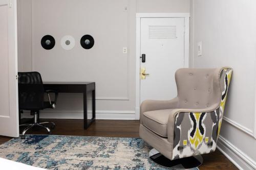 Historic HP Studio with Fast Transit to UChicago & DT by Zen Rentals - image 3