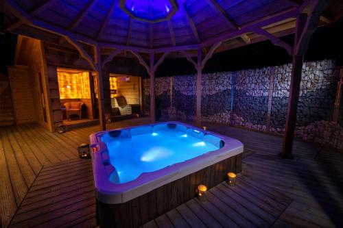 Intimate Chalet (2 Guests) with Private Jacuzzi