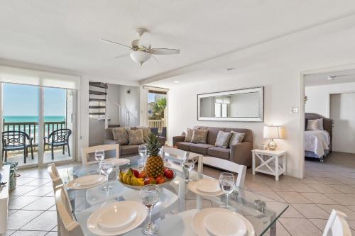 Hear the waves! 3 beachfront balconies Beautiful and fully equipped condo Texas