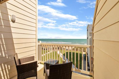 Hear the waves! 3 beachfront balconies Beautiful and fully equipped condo - image 5