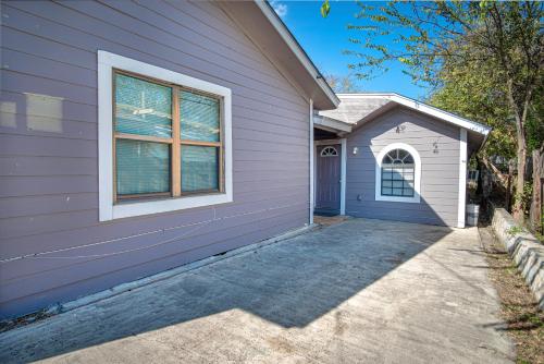 Remodeled Guest House Near Downtown/Military Base