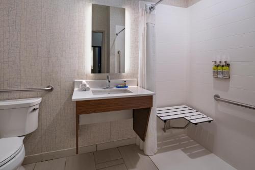 King Room - Mobility Access/Roll in Shower - Non-Smoking