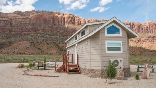 B&B Moab - FunStays Glamping Tiny House w Large Loft Site 8 - Bed and Breakfast Moab
