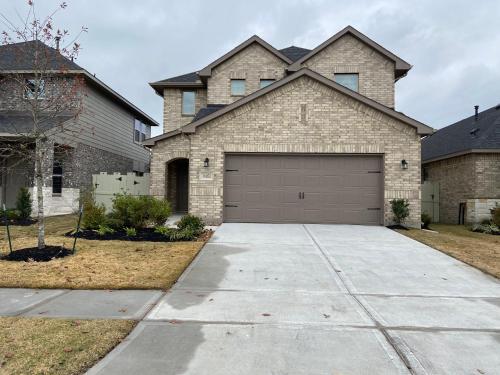 Gorgeous and Spacious 4 Bedroom/ 2.5 Bathroom Home in Conroe TX