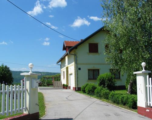  Apartments Vidoš, Pension in Drežnik Grad