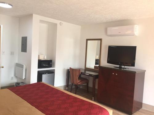 Econo Lodge Inn & Suites Pocono near Lake Harmony - image 13