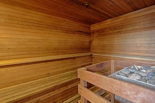 Cimarron Bear Condo: Fantastic Location, Sleeps 8 in Four O'Clock