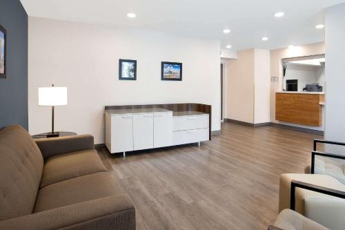 Előcsarnok, WoodSpring Suites Daytona Beach Int'l Speedway near Daytona International Speedway autóversenypálya