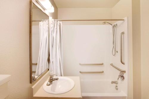 WoodSpring Suites Baton Rouge East I-12 in Baton Rouge, USA