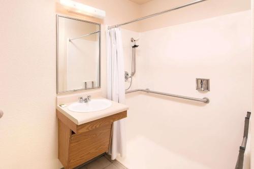 Double Room with Roll In Shower - Disability Access/Non-Smoking
