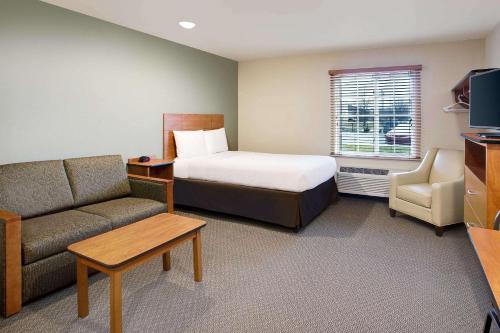 WoodSpring Suites Fredericksburg WoodSpring Suites Fredericksburg is conveniently located in the popular Eagle Village area. The property offers a wide range of amenities and perks to ensure you have a great time. Service-minded staf