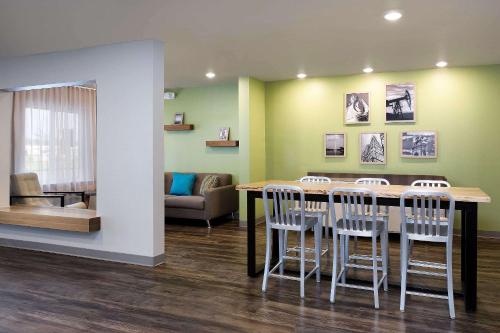 Lobby, Woodspring Suites Houston IAH Airport in Humble